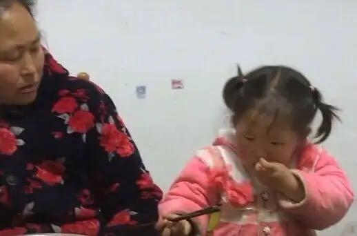 “超硬核”奶奶专治孩子不吃饭，方法简单粗暴，妈妈们却吵成一团