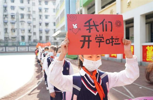 你的育儿经▲萌娃开学找不到老师，急得满脸委屈哭诉，老师：你看我像不像