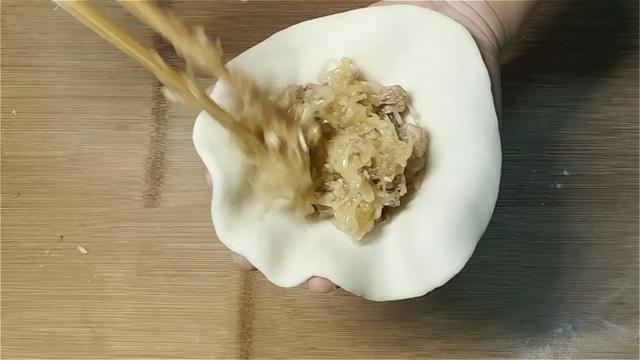 萝卜馅饼家常做法，皮薄馅大，味道鲜美，一家人都爱吃，太香了