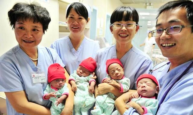 超级宝妈:孕妈生下4胞胎,知道孩子性别后,丈夫笑得合不拢嘴