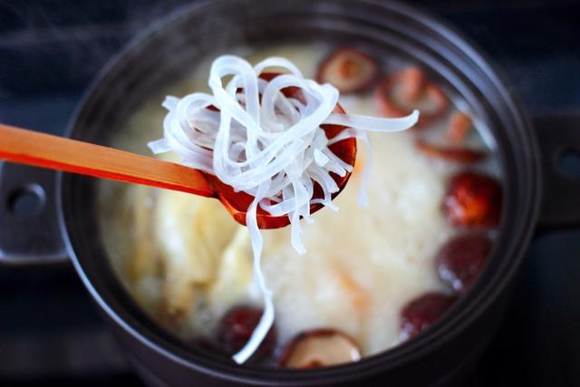 孩子食欲不振，不爱吃饭，胡萝卜炖鸡一道菜就解决问题，鲜香味美