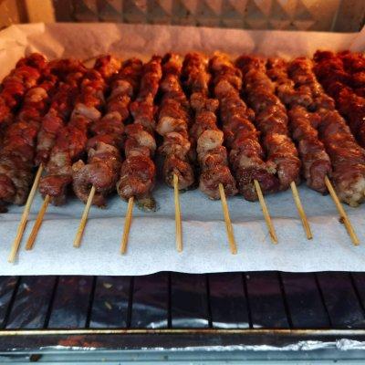 简单易做的#家庭烤箱版羊肉串#，让人吃了还想吃