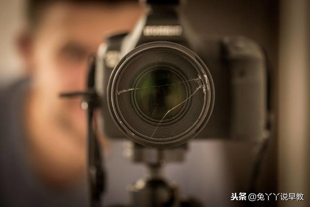 超级宝妈：那些装了摄像头观察老人带孩子的家庭，最后崩溃了谁？