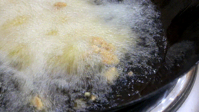 大厨教你做辣子鸡丁不出水，粒粒入魂！外酥有嚼劲，内部又滑嫩