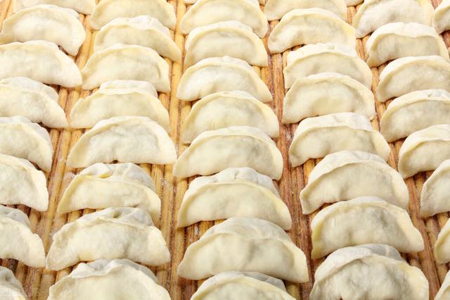 包白菜饺子，调馅时用上这一招，白菜不出水，饺子鲜嫩多汁很好吃