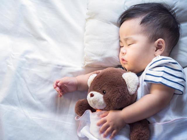 哄睡半小时，放下一秒醒！妈妈哄睡多做好3件事，宝宝轻松睡过夜