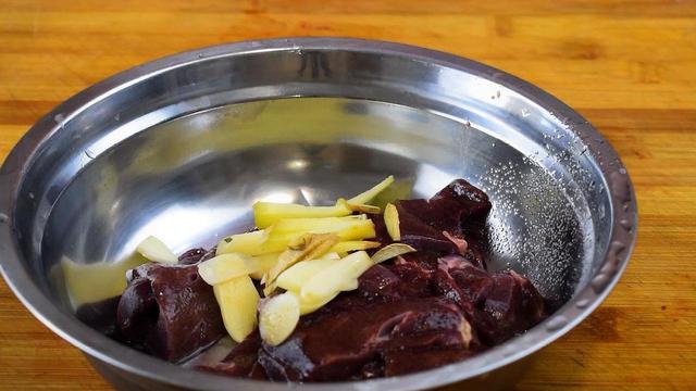 炒猪肝，别直接下锅，大厨教你正确做法，猪肝不老也不腥