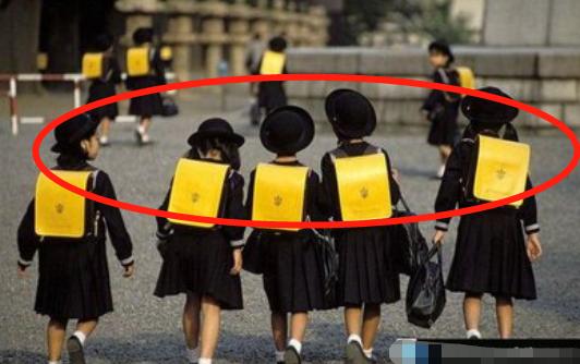 #超级宝妈#为何日本父母不接孩子放学?看到他们处理人贩子的方式:谁敢啊?