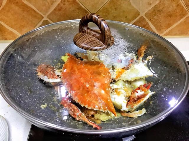 螃蟹别蒸了，试一试避风塘炒蟹，鲜香美味，肉质嫩滑，太过瘾了