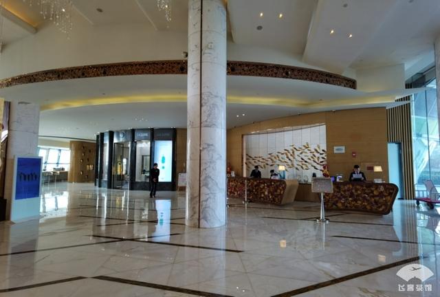 #旅行柚子君#入住外号“马桶圈”的五星酒店，因造型奇特成为地标，内部挺豪奢