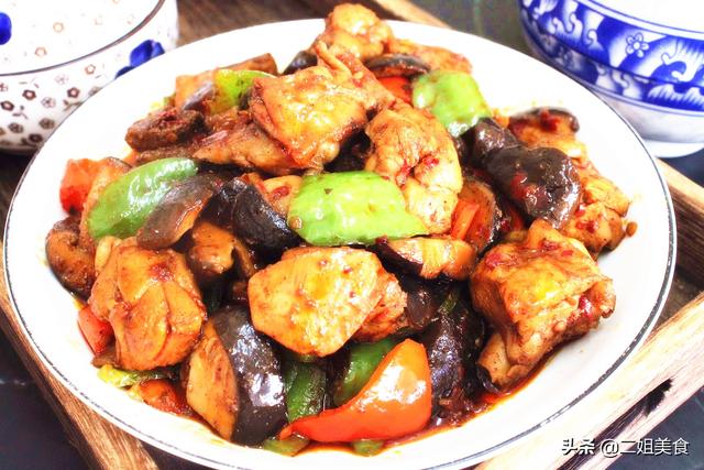 给家人炖鸡肉，别直接切块就下锅了，这3个部位毒素多，要去干净