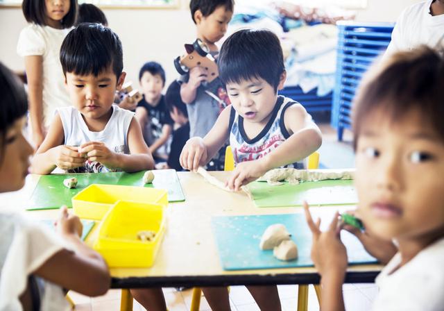 孩子在幼儿园受冷待，爸妈却认为“不必理会”，视而不见真的对吗