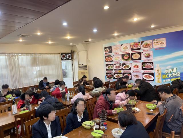 店里|中山北路这家潮州牛肉馆，创造了24年等位神话！真90年代的“杭州初代网红”