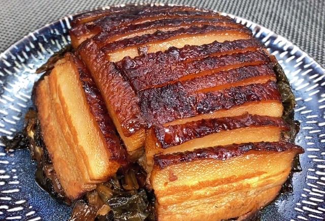 梅菜扣肉的家常做法，步骤详细，简单实用，好吃不油腻，赶快收藏