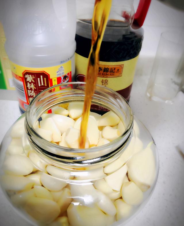 腌腊八蒜，别直接加醋泡！牢记4点，1天变绿，酸香脆爽，超简单