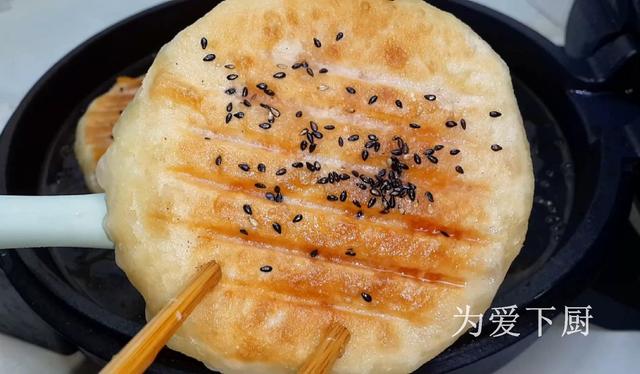 我家烧饼就爱这样做，锅里烙一烙，个个柔软劲道，比吃南瓜饼还香