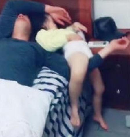 你的育儿经:爸爸带3岁女儿睡觉,妈妈推开门看到这画面,网友:同款爸爸