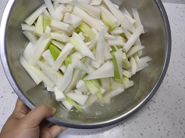 酒店的招牌腌萝卜，酸甜嘎嘣脆，做法配方教给你，料汁比例是关键