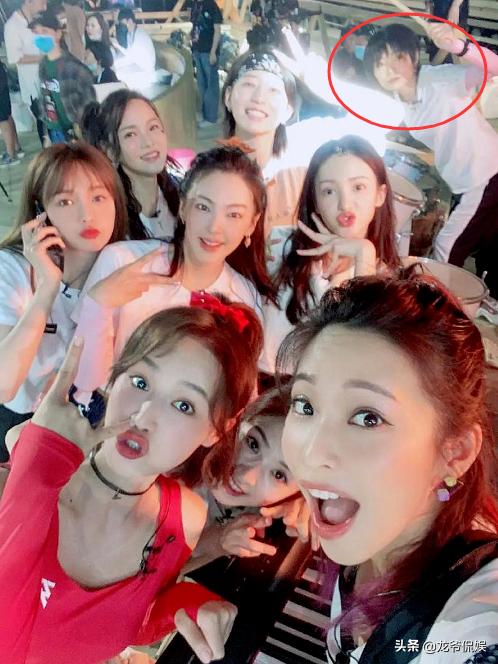 资讯早知道|《乘风破浪的姐姐》集体拍合照，许飞站位引热议，娱乐圈过于现实