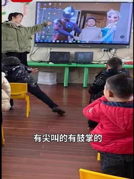 幼儿园老师PS和爱莎“合影”引小朋友羡慕，孩子惊讶地问：怎么认识的？