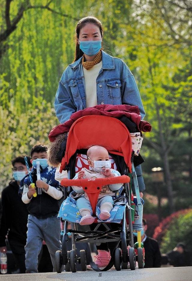 『超级宝妈』「钱眼2020」防疫从娃娃戴起