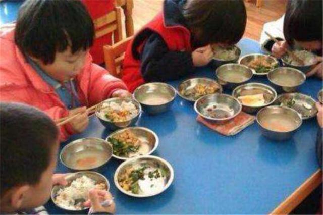 【超级宝妈】幼师发午餐照一分钟后撤回，眼尖宝妈发现端倪，家长群里讨说法