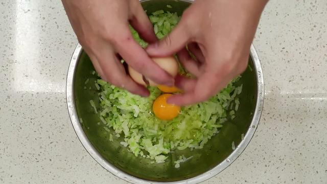 香炸素萝卜丸子这样才最酥脆好吃，不加水不回软，外焦里嫩不油腻