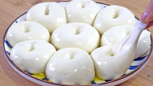 饼烙得像锅盔？教你个好方法，外酥里软、全是小薄层，凉了也不硬