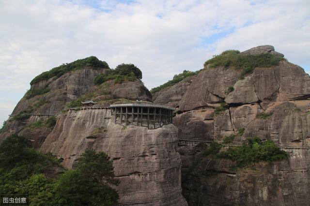 河源霍山:走峭壁凌空栈道,踏玻璃观景台,了望奇秀丹霞地貌