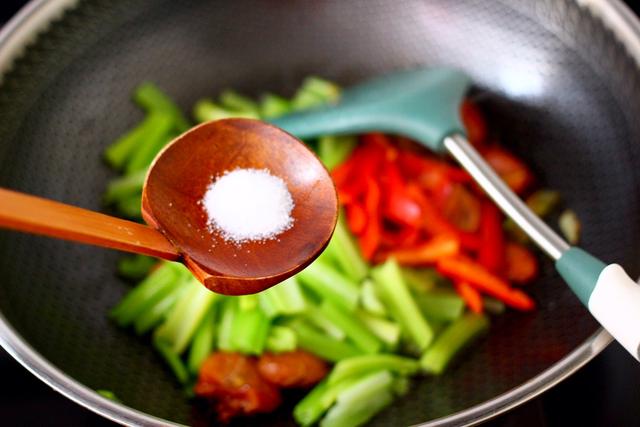 芹菜和它是绝配，炒一炒，风味独特，味道浓厚，肉也不用加了