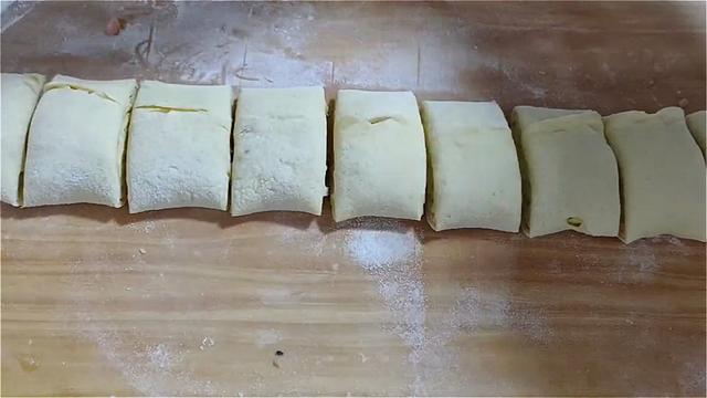 玉米面饼这样做，加多一种材料，口感丰富，吃着蓬松柔软，真香