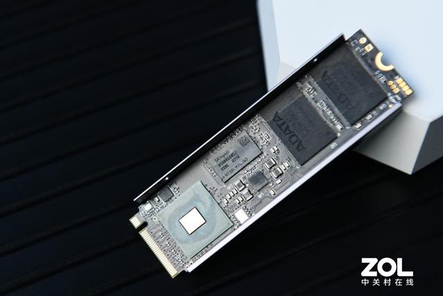 7GB/S的极速狂飙，这可能是目前最快PCIe4.0 SSD之一了