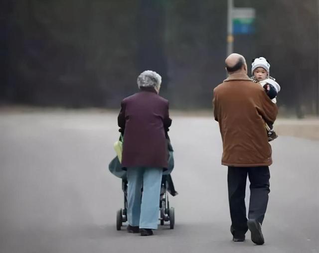 “上班式带娃”正在流行，早接晚送不同住，老人和子女都认可