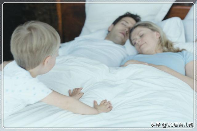玻璃球的空气|分床睡怕照顾不好，同床睡怕性格软弱，孩子怎么睡觉才是正确的？