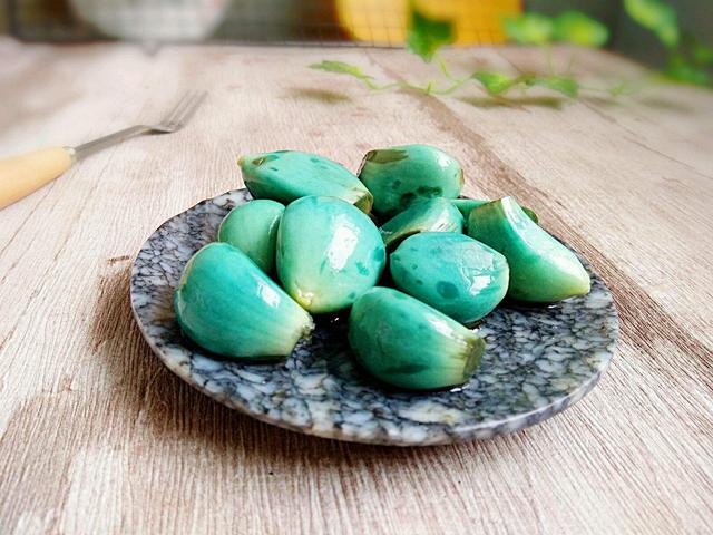 不知道怎么做出翠绿的腊八蒜，教你几个小窍门，爽口开胃又有营养