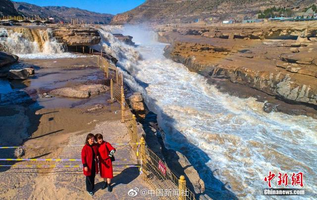 『旅行百事通』黄河壶口瀑布迎来“桃花汛”彩虹相伴景色壮美