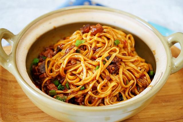 周末的懒人菜谱香菇肉丁酱，鲜香美味，拌米饭，拌面条都好吃