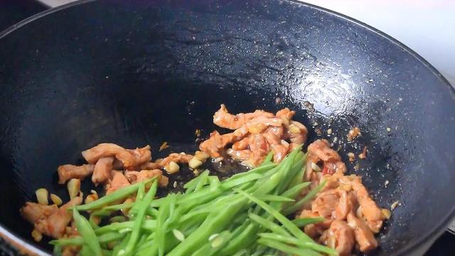 香菇和四季豆一起做，居然这么好吃，美味解馋，上桌全家抢着吃