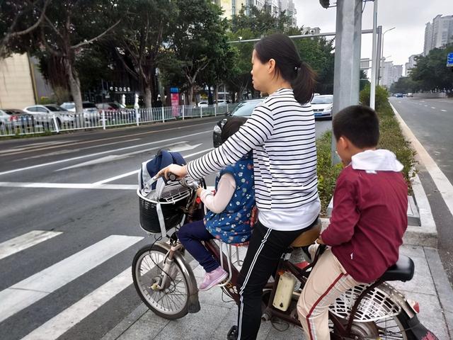 “把弟弟扔出去”，4岁女孩口出“恶言”，背后原因值得家长反思