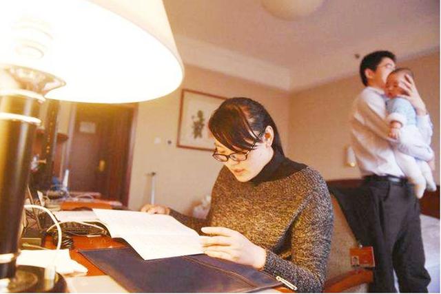 [你的育儿经]奶奶带宝宝睡觉从来不哭，宝妈疑惑偷看后崩溃，怒斥：不配当奶奶