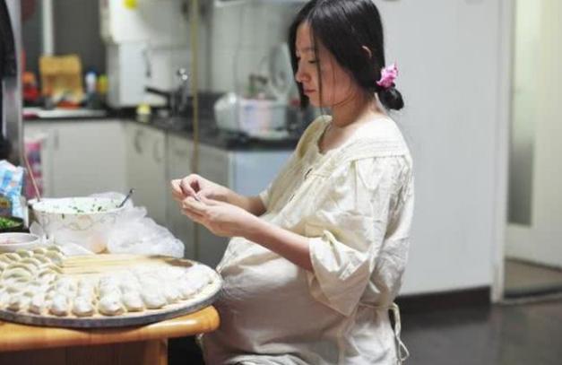 你的育儿经|23岁孕妈“产妇餐”火了，没人伺候只能自己下厨，网友：不心疼
