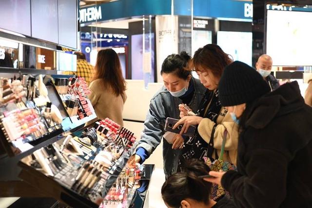 消费者|“三八节”申城掀起“她经济”：“悦己”支出大幅提升，年轻女性注重独立