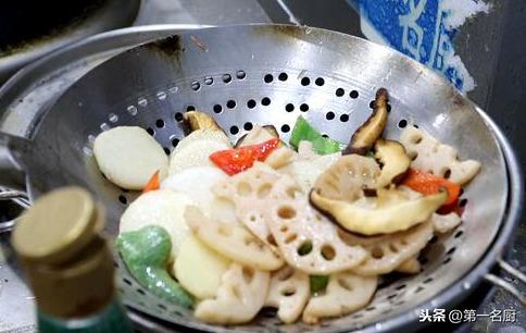 豆瓣酱|大厨教你麻辣香锅的家常做法，荤素搭配要啥有啥，香辣十足又营养