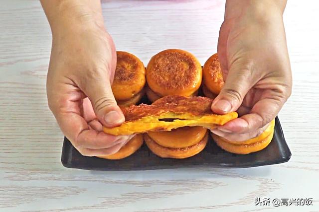 烙南瓜饼，用面粉还是糯米粉？其实都不对，用这个方法，凉了不硬