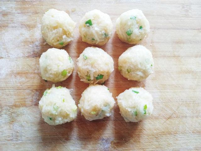 炸萝卜丸子，用淀粉还是面粉？都不对，教你1个技巧，酥脆不回软