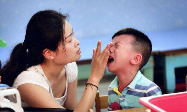 超级宝妈▲别太早送孩子去幼儿园，危害往往在娃上小学时爆发，父母还不知道