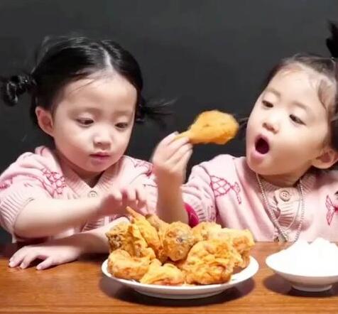 「超级宝妈」这4种零食，娃一口也不能吃，容易积食不长个，再馋家长别纵容！