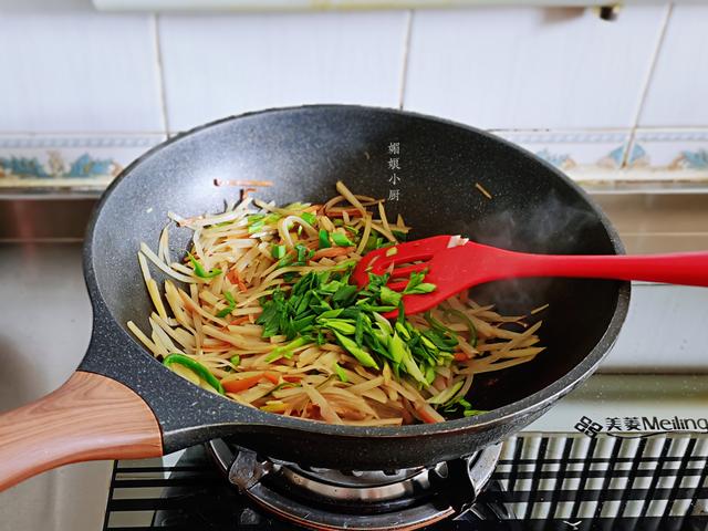 炒土豆丝别直接下锅，先加醋还是后加醋有讲究，土豆丝出锅才脆爽