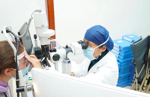 守护“光明”，复旦附属眼耳鼻喉科医院为抗疫医护及子女免费开展近视防控检查