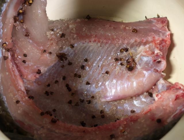 腌咸鱼时，别直接抹盐腌，多加1个步骤，咸鱼咸香入味，更易储存